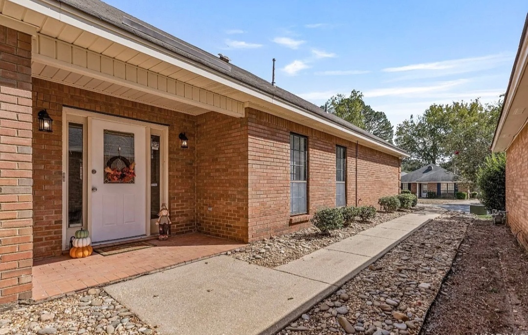 AWESOME ARROWHEAD PATIO HOME